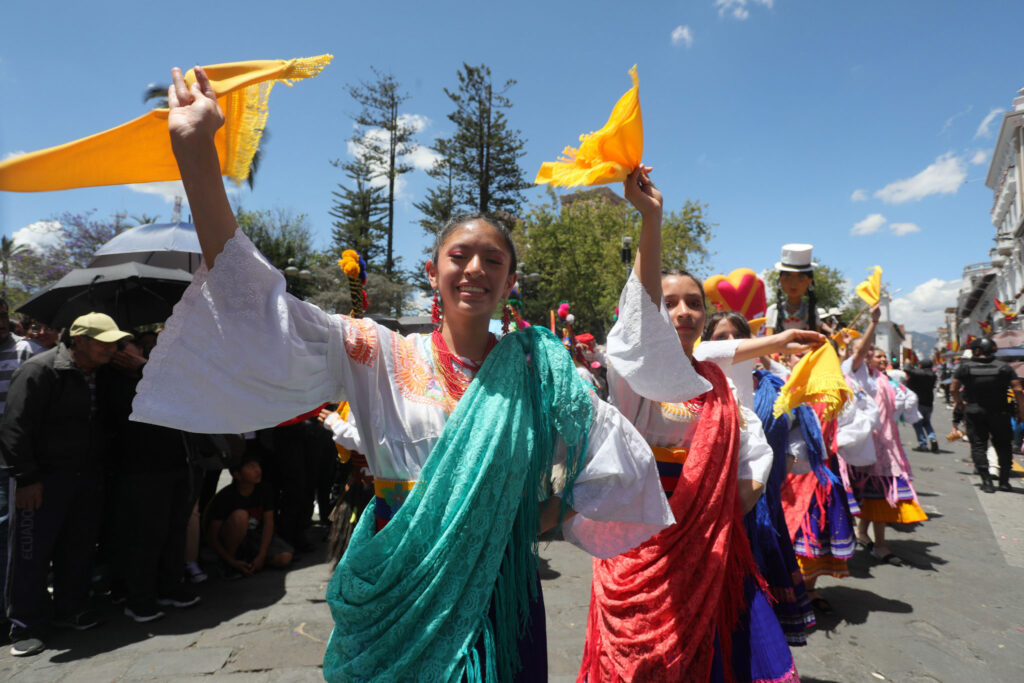Estudiantes desfilaron para celebrar los 204 años de Independencia de Cuenca.