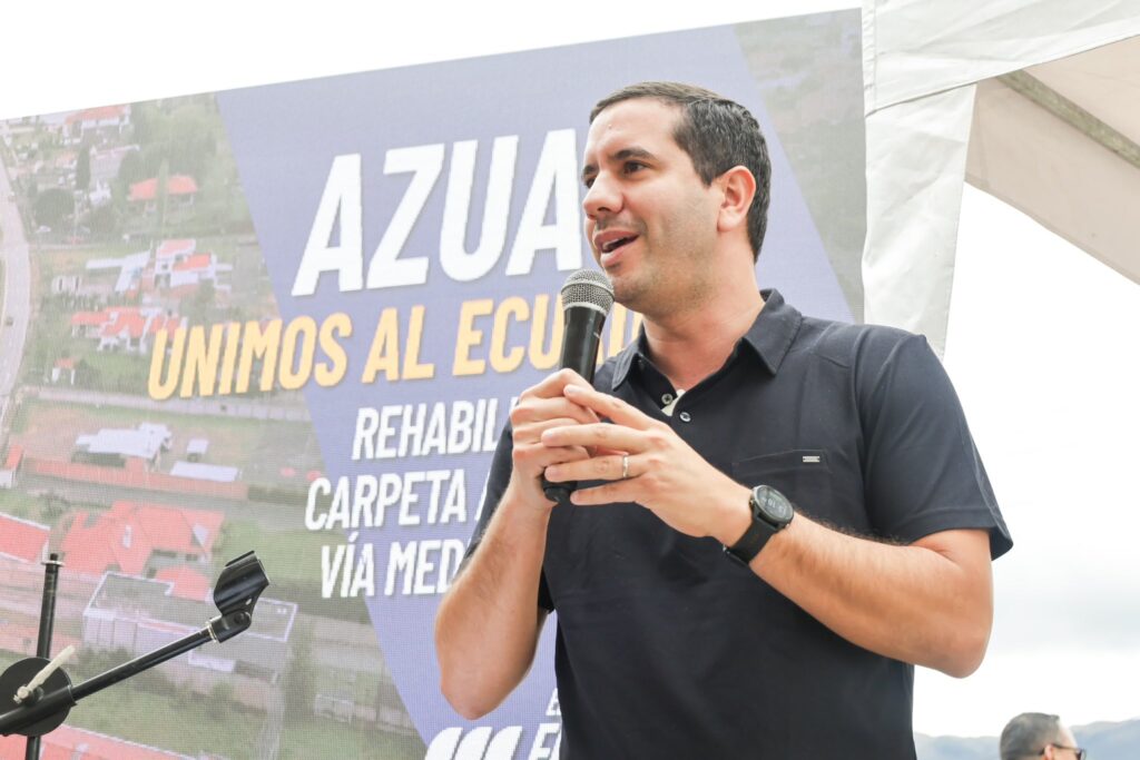 Roberto Luque, ministro del MTOP, anuncia plan de obras para vías de Azuay.