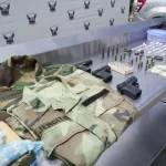 Evidencias decomisadas en poder de 12 personas detenidas por tráfico de armas y droga.