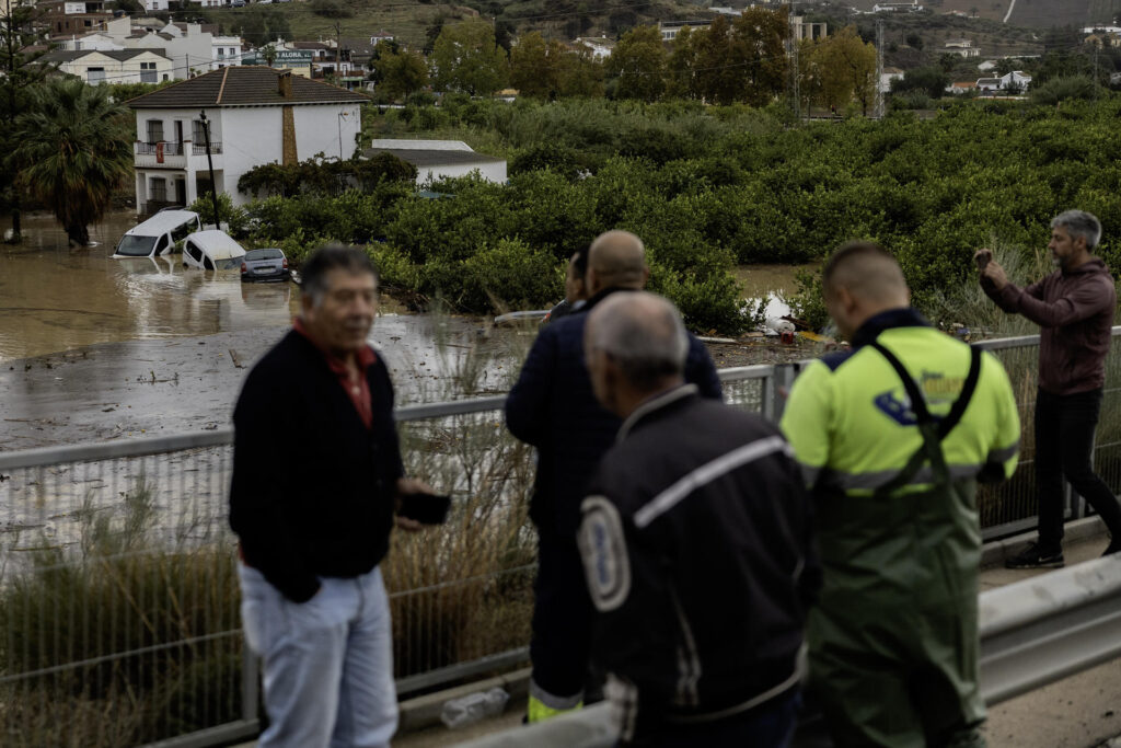 Vecinos observan las consecuencias tras el desborde del río debido a las lluvias torrenciales a su paso de la DANA. /EFE