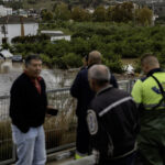 Vecinos observan las consecuencias tras el desborde del río debido a las lluvias torrenciales a su paso de la DANA. /EFE
