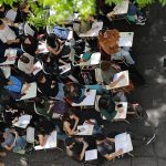 Estudiantes realizan clases frente a la facultad de Ciencias Sociales de la Universidad de Buenos Aires en rechazo al veto a la ley de financiamiento universitario este martes, en Buenos Aires (Argentina). EFE