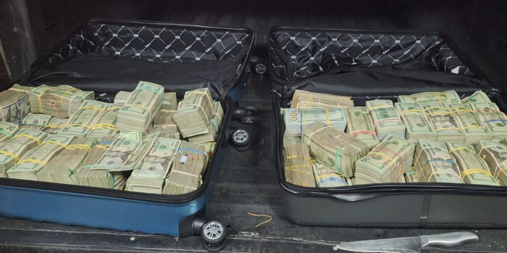 Tres personas transportaban 751.900 dólares sin justificativo de su procedencia.