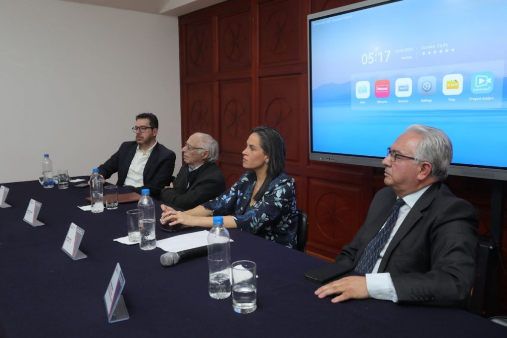 Carlos Rojas, periodista de Ecuavisa; Carlos Pérez Agustí, del Colectivo “Casa Tomada”; Andrea Bernal, periodista de NTN24 y RCN y Francisco Rocha, último director de la AEDEP, panelistas.