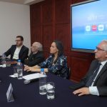 Carlos Rojas, periodista de Ecuavisa; Carlos Pérez Agustí, del Colectivo “Casa Tomada”; Andrea Bernal, periodista de NTN24 y RCN y Francisco Rocha, último director de la AEDEP, panelistas.