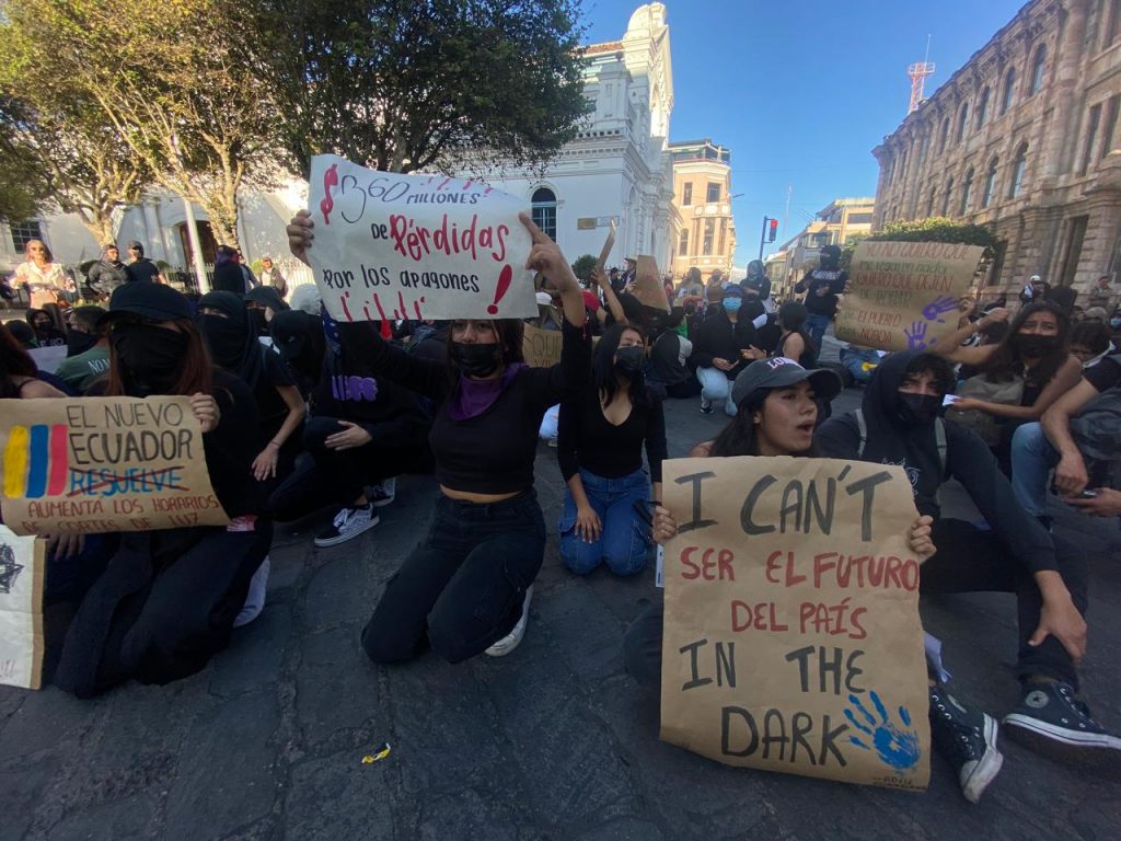 Estudiantes de la FEUE protestaron contra Daniel Noboa. Piden cambios urgentes.