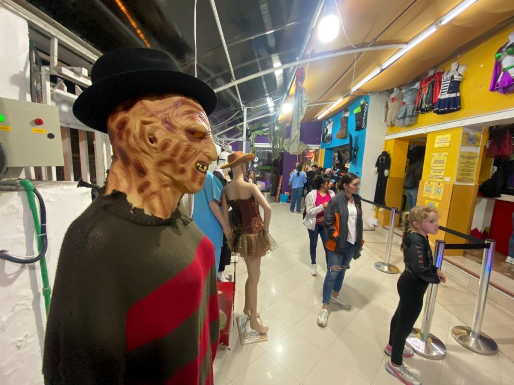 Un grupo de personas hace fila para el alquiler de disfraces en Maskerade.