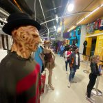 Un grupo de personas hace fila para el alquiler de disfraces en Maskerade.