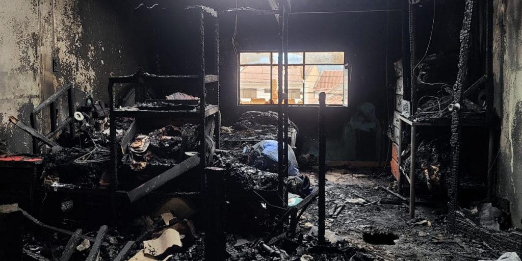 Un incendio dejó en escombros una vivienda en la parroquia San Joaquín, en Cuenca. Dos personas perdieron la vida.