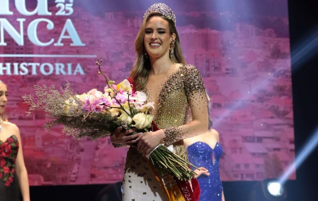 Natalia Arizaga fue coronada Reina de Cuenca 2024-2025, en la gala que se llevó a cabo en el Teatro Carlos Cueva Tamariz.