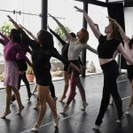 La Compañía de Danza de la Universidad de Cuenca durante un ensayo para presentar el ballet “Les Sylphides”, con la coreografía de David Arias.