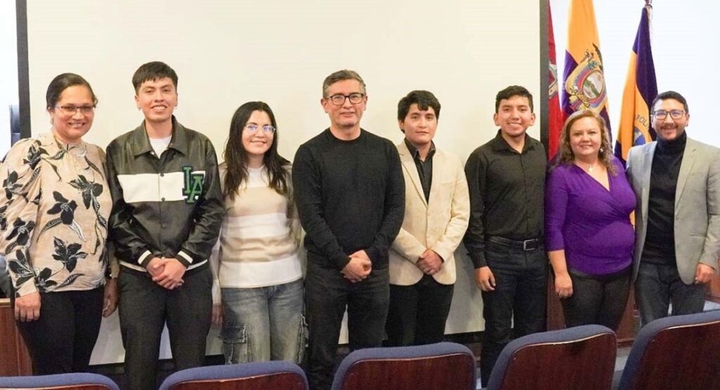 Participantes, finalistas y directivos de la Universidad Politécnica Salesiana en la proyección de cortometrajes en el campus El Girón.