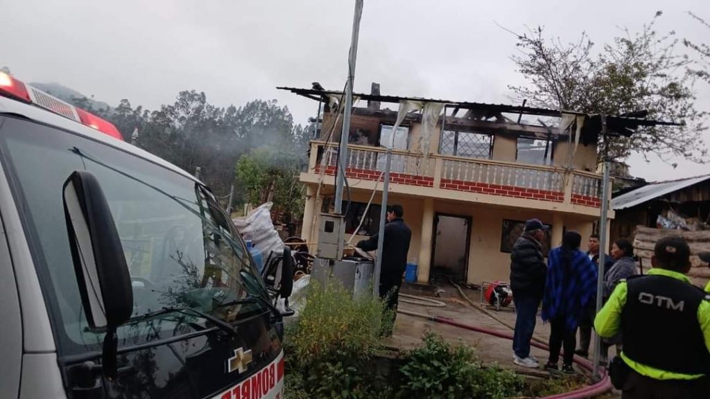Personal del Cuerpo de Bomberos de Biblián controló el incendio de una vivienda. Una persona perdió la vida al no lograr salir de la vivienda afectada.