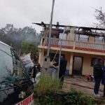 Personal del Cuerpo de Bomberos de Biblián controló el incendio de una vivienda. Una persona perdió la vida al no lograr salir de la vivienda afectada.