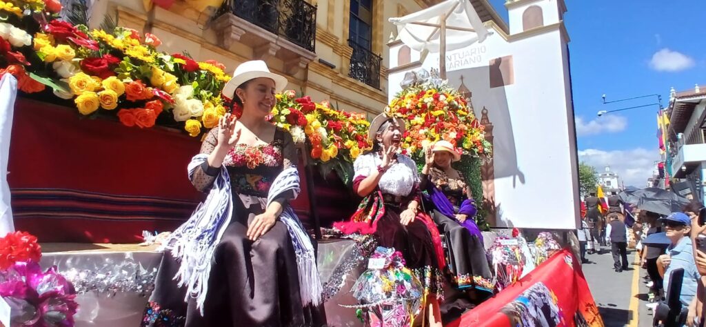 Los estudiantes desplegaron toda su alegría en el colorido desfile estudiantil por las fiestas de Cuenca.