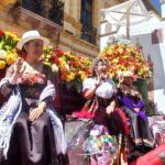 Los estudiantes desplegaron toda su alegría en el colorido desfile estudiantil por las fiestas de Cuenca.