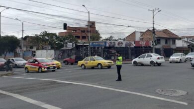 Agentes civiles de tránsito dan tránsito en ciertas intersecciones debido a los apagones.