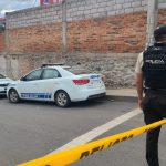 Personal policial custodia el lugar en el que se produjo la muerte violenta al norte de Cuenca.