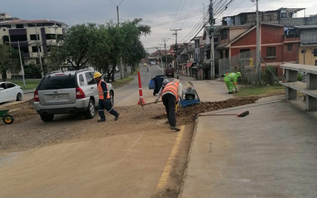 Este jueves se prevé la colocación de asfalto en la avenida 12 de Octubre para cubrir un socavón.