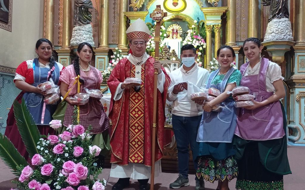 Bendición del pan y los alimentos realizada años atrás en el Monasterio del Carmen de la Asunción.