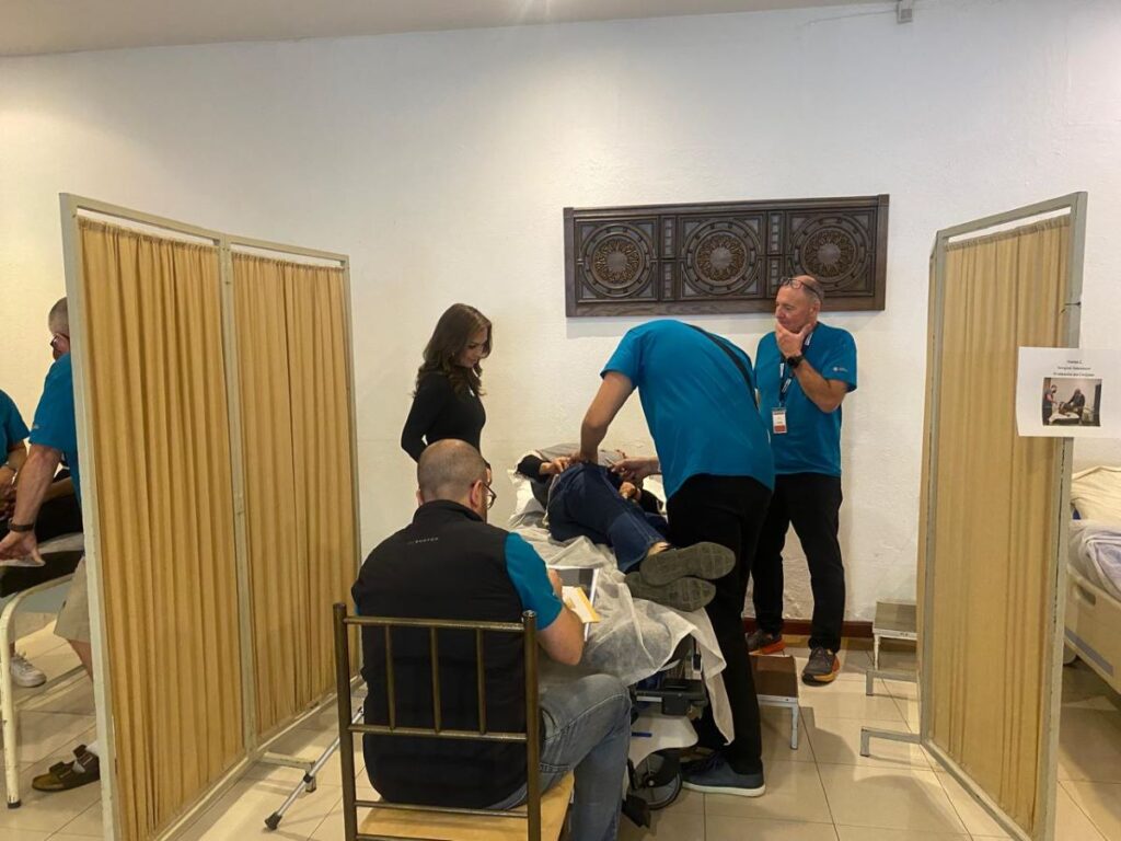 Los pacientes acudieron al Club Rotario Cuenca Yanuncay para las valoraciones preoperatorias para las cirugías de cadera. Cortesía