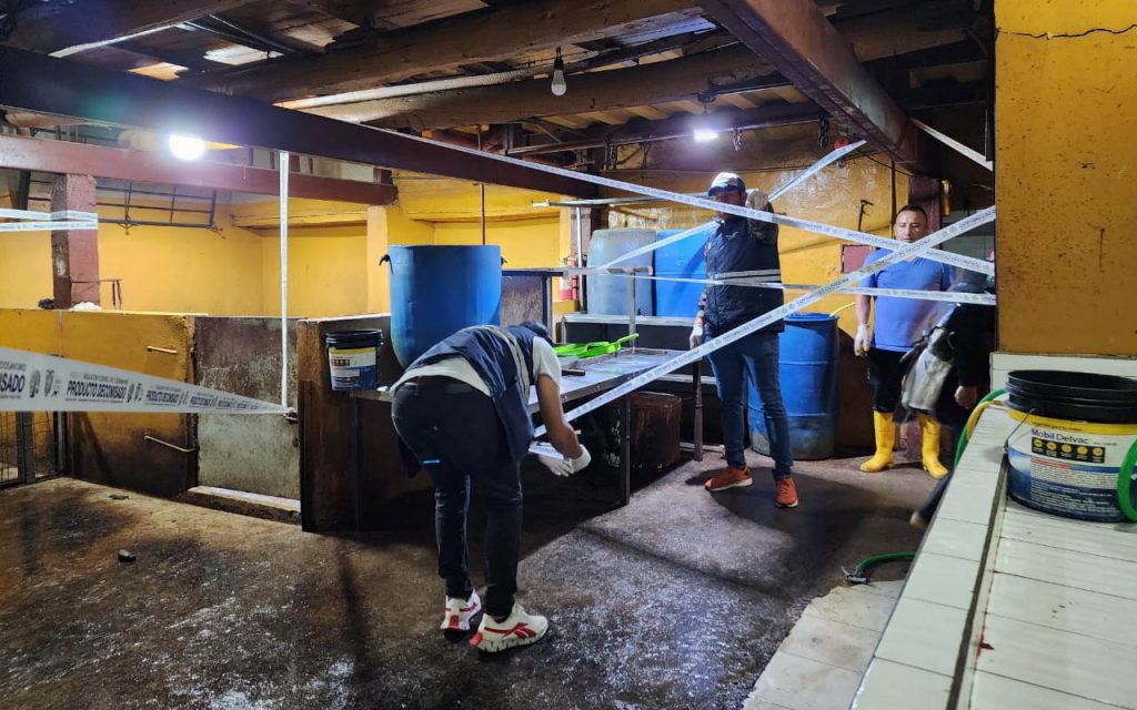 El camal clandestino, ubicado en la avenida Loja, nuevamente fue clausurado.