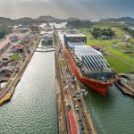 El tráfico marítimo en los canales de Suez y Panamá sufre actualmente crisis derivadas de conflictos y de las consecuencias del cambio climático,