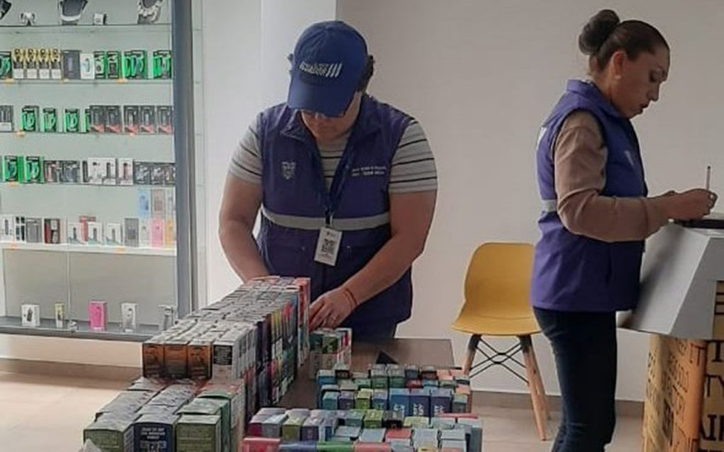 Intendencia decomisó cigarrillos electrónicos en un local de Cuenca.