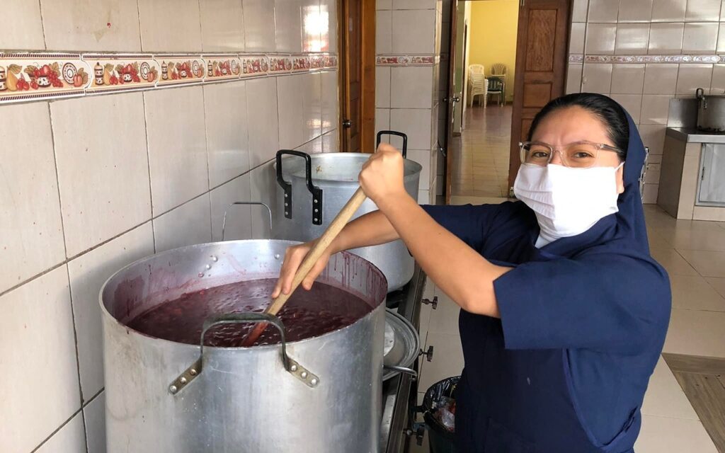 En el Hogar Miguel león se alistan nuevamente para la venta de colada morada con guaguas de pan.