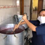 En el Hogar Miguel león se alistan nuevamente para la venta de colada morada con guaguas de pan.