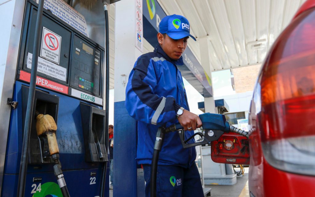 En las estaciones de servicio de Cuenca aumentó la demanda de combustible por la emergencia eléctrica.