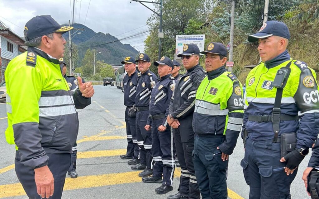 Personal de tránsito que opera en Azuay, formó en la ‘Y’ de Sayausí para arrancar con acciones de control.