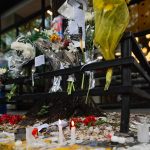 Fotografía que muestras flores y mensajes frente al hotel donde falleció el exintegrante de la banda One Direction, Liam Payne, este jueves, en la ciudad de Buenos Aires (Argentina). El informe preliminar de la autopsia de Liam Payne, el exintegrante de la banda británica One Direction que murió en la víspera en Buenos Aires al caer desde el tercer piso de un hotel, arroja que falleció de un "politraumatismo" y sufrió una "hemorragia interna y externa", según informaron este jueves fuentes de la policía local. EFE