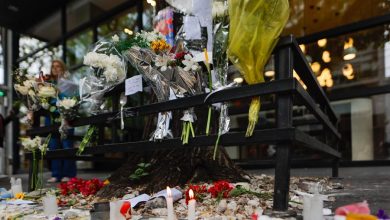 Fotografía que muestras flores y mensajes frente al hotel donde falleció el exintegrante de la banda One Direction, Liam Payne, este jueves, en la ciudad de Buenos Aires (Argentina). El informe preliminar de la autopsia de Liam Payne, el exintegrante de la banda británica One Direction que murió en la víspera en Buenos Aires al caer desde el tercer piso de un hotel, arroja que falleció de un "politraumatismo" y sufrió una "hemorragia interna y externa", según informaron este jueves fuentes de la policía local. EFE