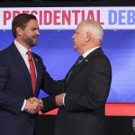 os candidatos a vicepresidente en las elecciones presidenciales de Estados Unidos, el gobernador demócrata de Minnesota, Tim Walz, y el senador republicano de Ohio, JD Vance, mostraron este martes su cara más educada y empática entre sí, pero guardaron acerbas críticas a sus respectivos jefes. Era la primera vez que los políticos se veían las caras y se dieron un apretón de manos tras ser presentados por las moderadoras del debate, periodistas de la cadena CBS. Ambos candidatos utilizaron parte del debate, que tuvo lugar en un estudio de televisión de Nueva York sin público, para presentarse a los votantes estadounidenses, que irán a las urnas en cinco semanas, y optaron por evitar los ataques personales.