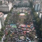 Profesores y alumnos de universidades públicas de Argentina, con el respaldo de otros sectores, se vuelcan a las calles para protestar contra la intención del presidente del país, Javier Milei, de vetar una ley recientemente aprobada que garantiza mayor financiación a la educación universitaria. EFE