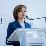 La presidenta moldava, Maia Sandu, a su llegada a una conferencia de prensa tras la celebración de elecciones presidenciales y un rederéndum sobre la incorporación del país a la Unión Europea, este lunes en Chisinau. EFE