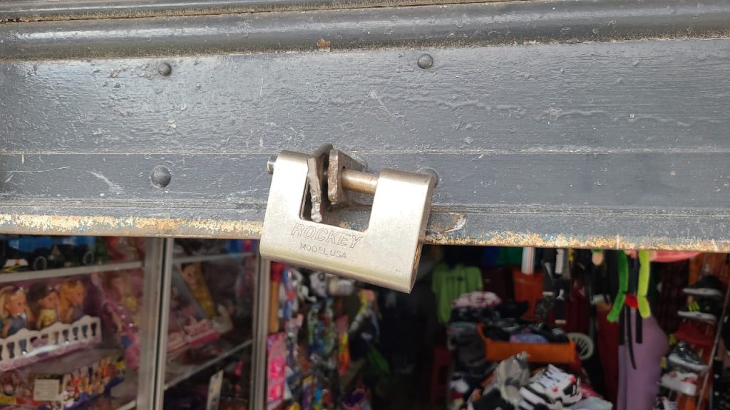 El afectado mostró cómo quedó la puerta de ingreso a su negocio atacado por delincuentes para robar mercadería.