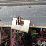 El afectado mostró cómo quedó la puerta de ingreso a su negocio atacado por delincuentes para robar mercadería.