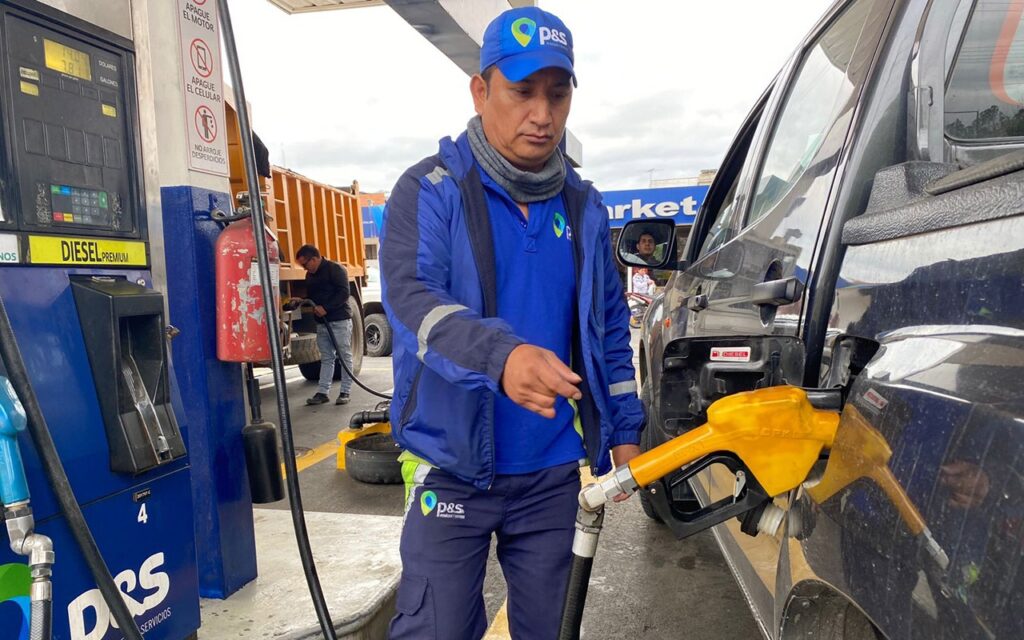 Algunas distribuidoras de combustible dejaron de despachar diésel por falta del insumo en la Terminal de Cuenca.