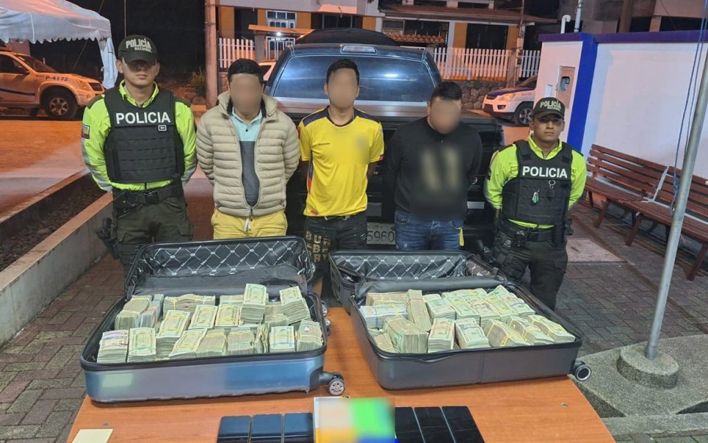 Dentro de dos maletas se encontró el dinero en efectivo en poder de tres ciudadanos.