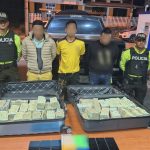 Dentro de dos maletas se encontró el dinero en efectivo en poder de tres ciudadanos.