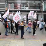 Personas marchan durante el inicio de un paro convocado por gremios de transporte y comercio, este miércoles, en la ciudad de Lima (Perú). Varios mercados en Lima y otras ciudades de Perú amanecieron cerrados este miércoles y el transporte público funcionaba al mínimo, en el inicio de un paro convocado por diferentes gremios de esos sectores para protestar contra la ola de sicariato y extorsiones que azota el país. EFE