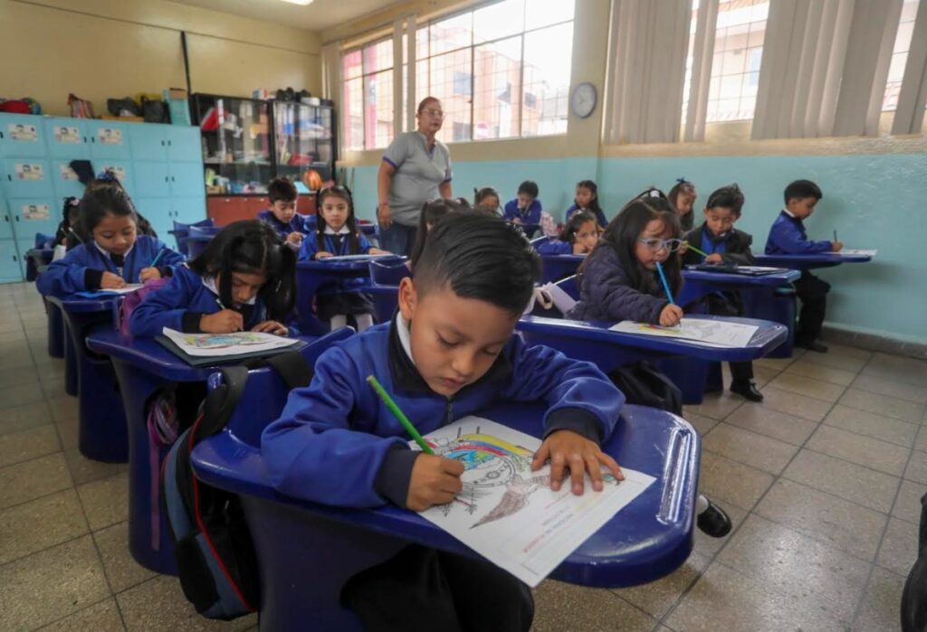 Alumnos de la Unidad Educativa “Doce de Abril”, pintaron el Escudo.