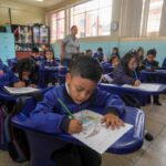 Alumnos de la Unidad Educativa “Doce de Abril”, pintaron el Escudo.