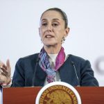 La presidente de México Claudia Sheinbaum, habla este miércoles durante una rueda en Palacio Nacional de la Ciudad de México (México). Sheinbaum avisó que su Gobierno insistirá en un salvoconducto para el exvicepresidente ecuatoriano Jorge Glas (2013-2017) y en la demanda que presentó el exmandatario Andrés Manuel López Obrador (2018-2024) contra Ecuador. EFE