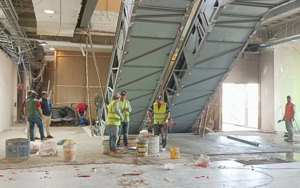Avanzan los trabajos de instalación de las gradas eléctricas y otras innovaciones en el Aeropuerto de Cuenca.