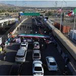 Decenas de manifestantes protestaron este martes contra la reforma judicial en el Puente Internacional Córdova-Américas, que conecta Ciudad Juárez, en el norte de México, con El Paso, Texas, en estados Unidos