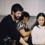 El diseñador cuencano Nicolás León durante una sesión fotográfica con su equipo de trabajo. / Cortesía