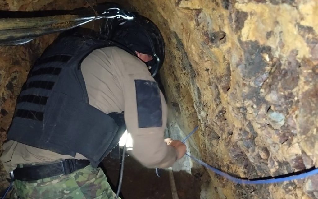 Militares durante la intervención de la mina ilegal en el cantón Ponce Enríquez.